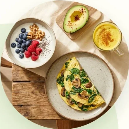 Tortilla, yogur con frutos rojos y aguacate